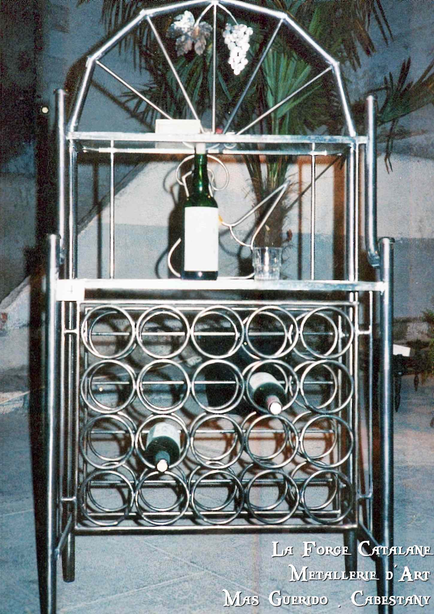 meuble a bouteille de vin en fer  forge catalane.jpg